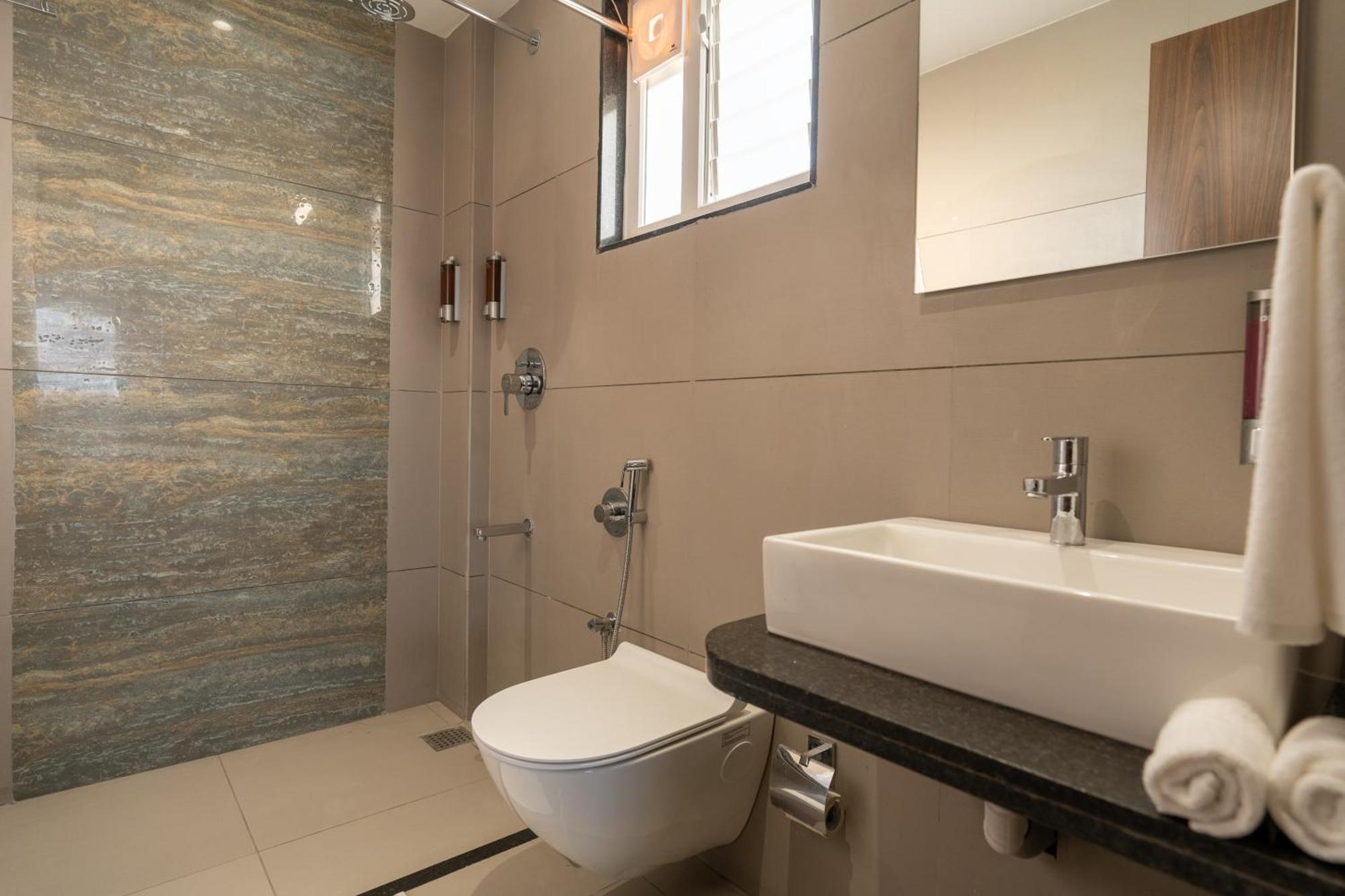 The Living Hub Business Hotel, كولهابور المظهر الخارجي الصورة