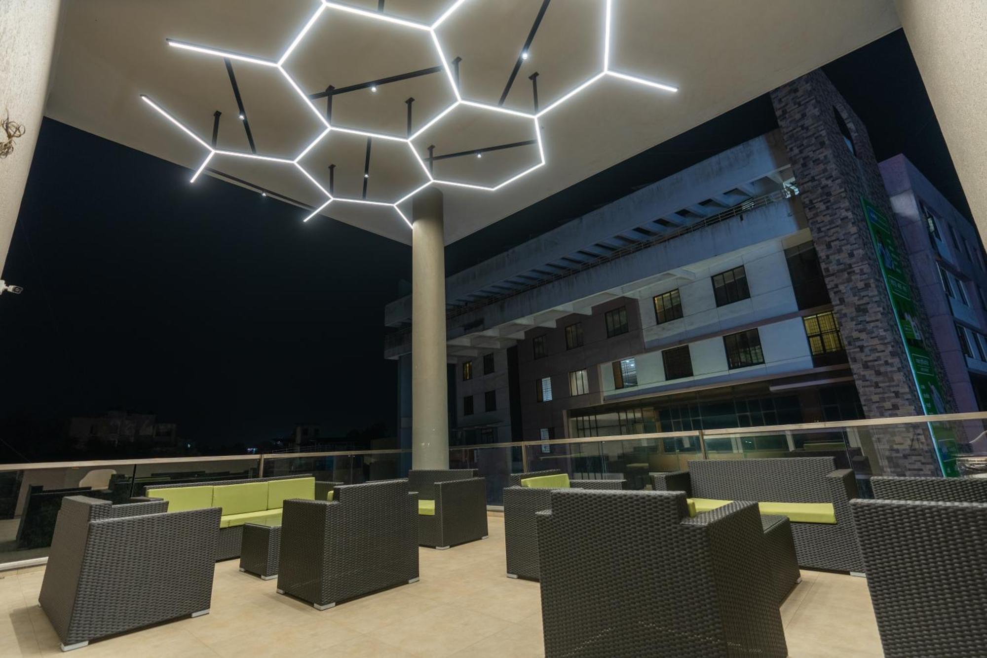 The Living Hub Business Hotel, كولهابور المظهر الخارجي الصورة
