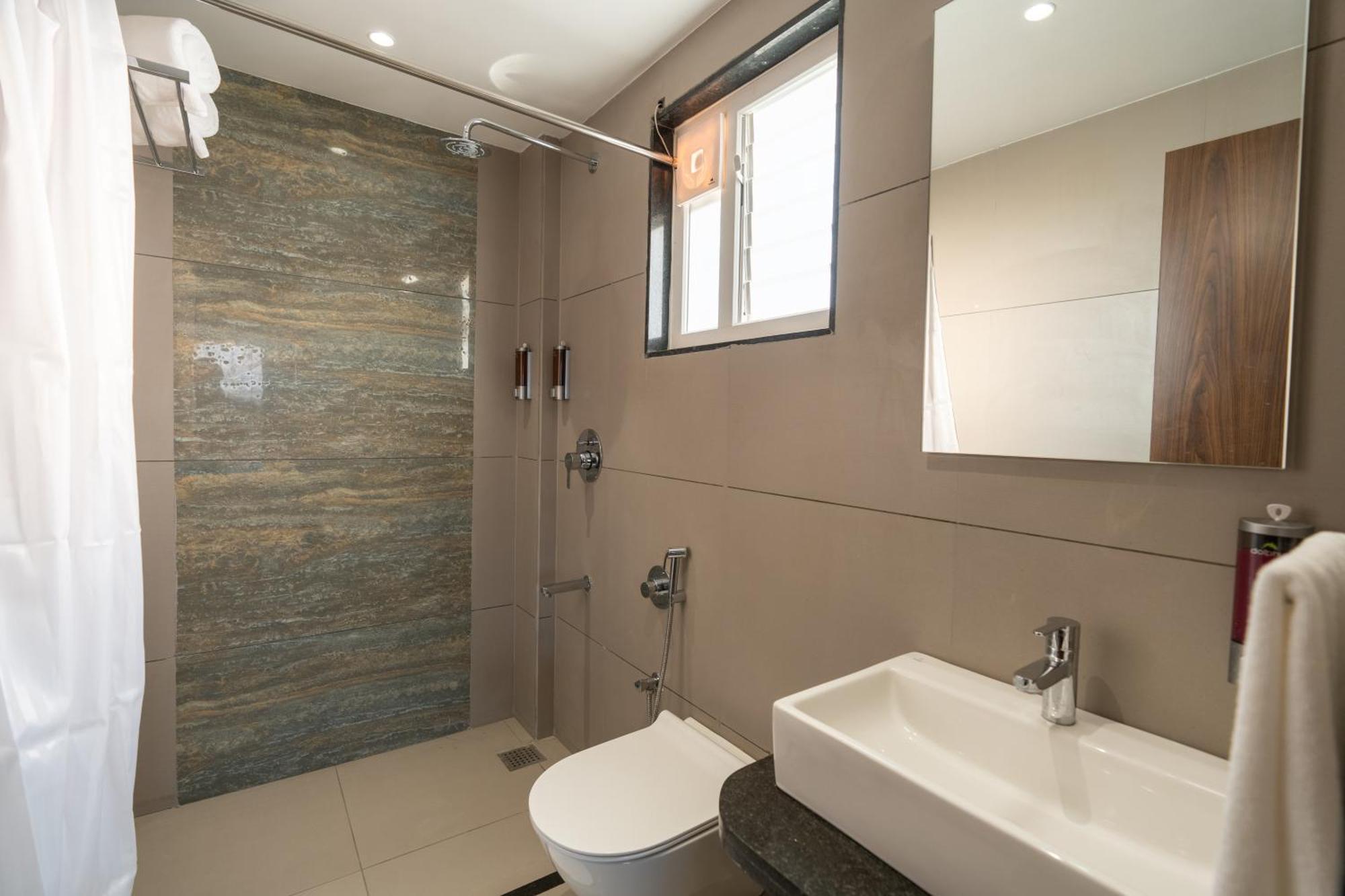 The Living Hub Business Hotel, كولهابور المظهر الخارجي الصورة