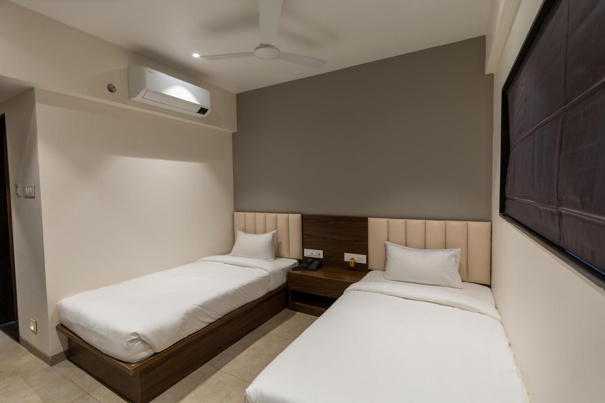 The Living Hub Business Hotel, كولهابور المظهر الخارجي الصورة