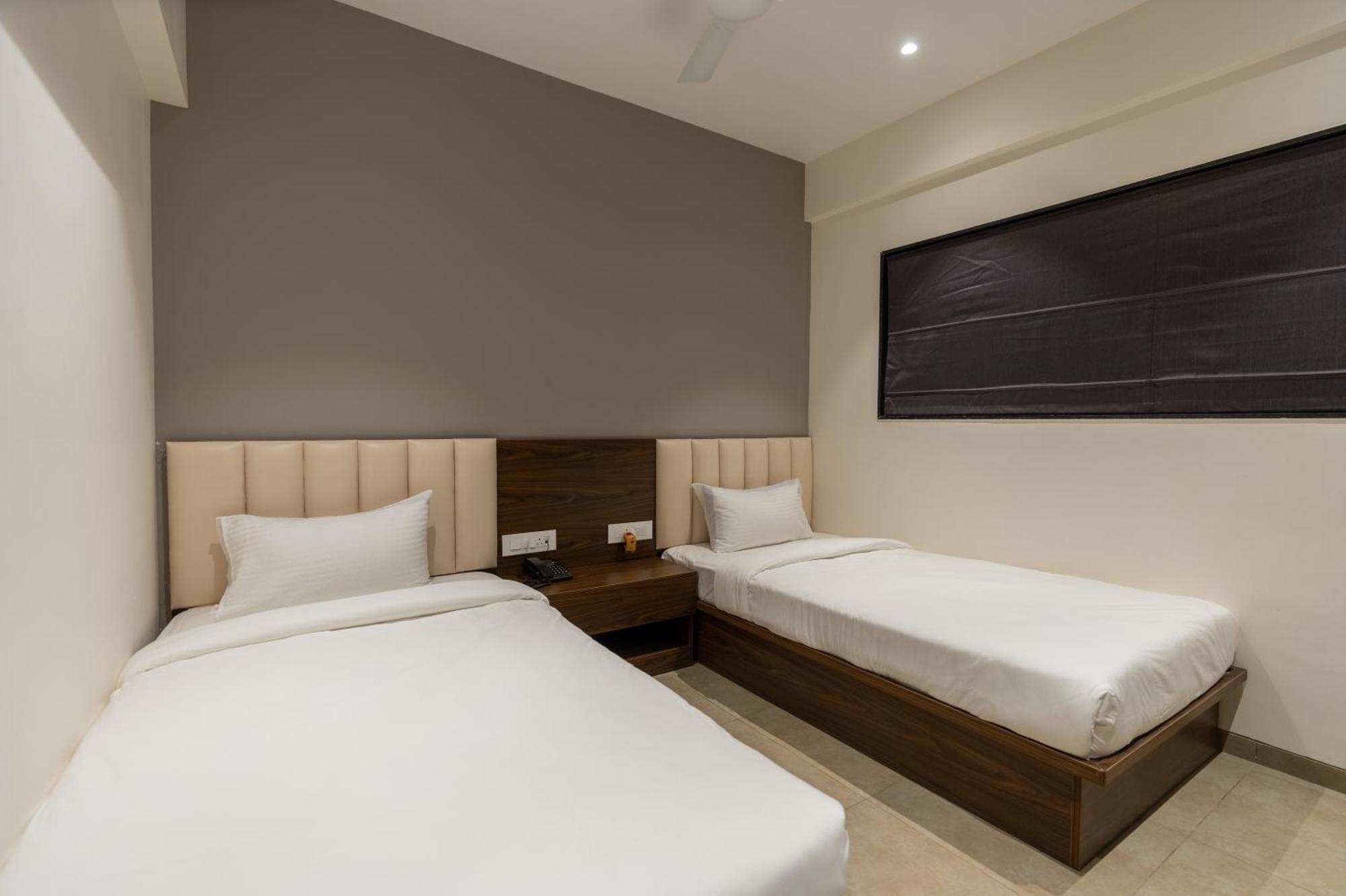 The Living Hub Business Hotel, كولهابور المظهر الخارجي الصورة