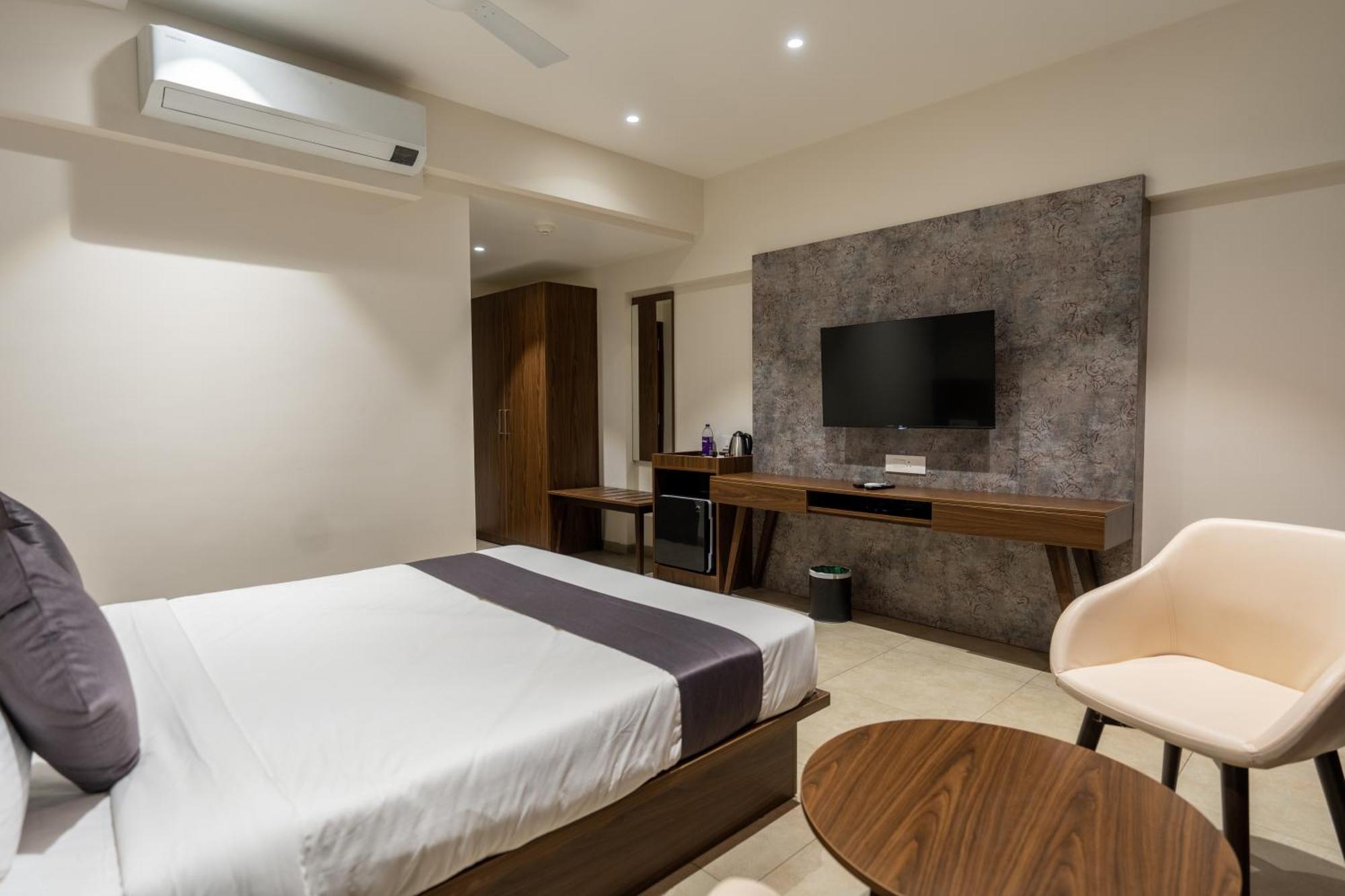 The Living Hub Business Hotel, كولهابور المظهر الخارجي الصورة